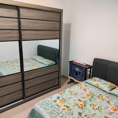Aiman'S Rose Homestay Teluk Panglima Garang المظهر الخارجي الصورة